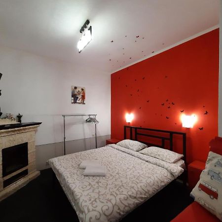 Midnight Cats' Apartment In Rynok Square Світло Є Завжди! Lviv Bagian luar foto