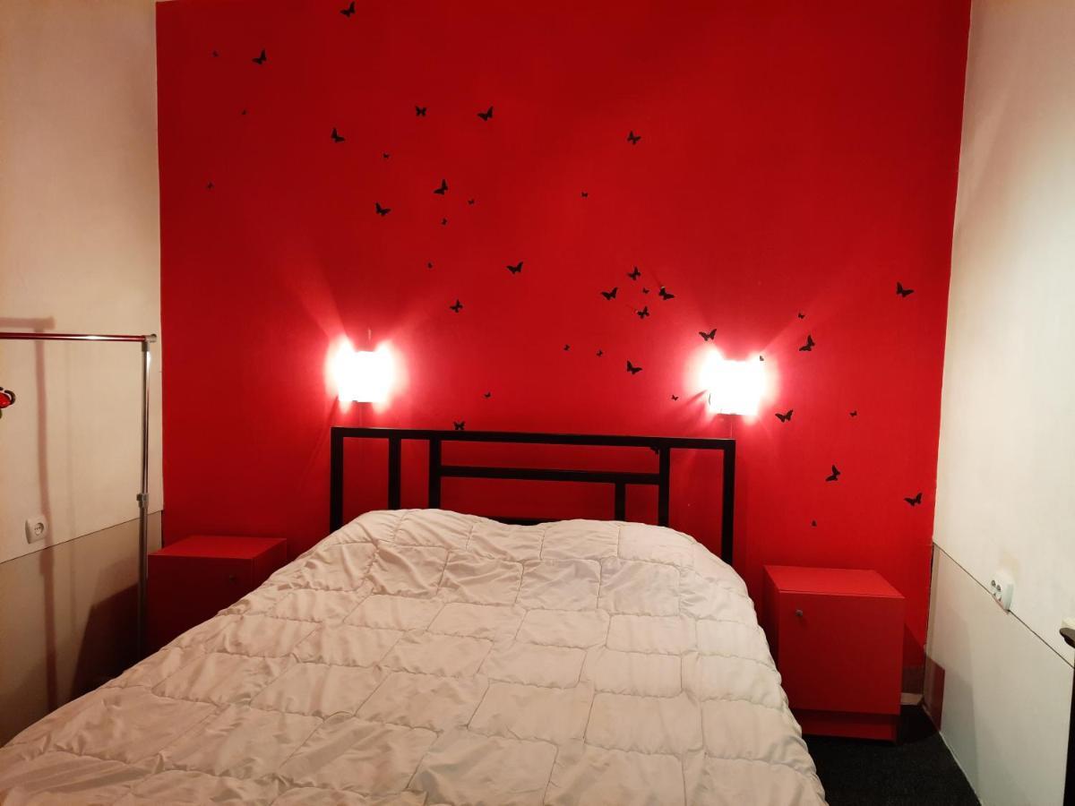 Midnight Cats' Apartment In Rynok Square Світло Є Завжди! Lviv Bagian luar foto