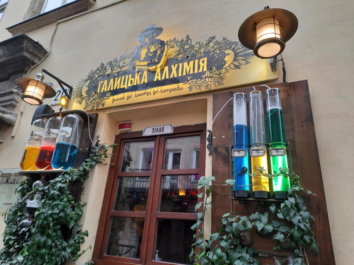 Midnight Cats' Apartment In Rynok Square Світло Є Завжди! Lviv Bagian luar foto
