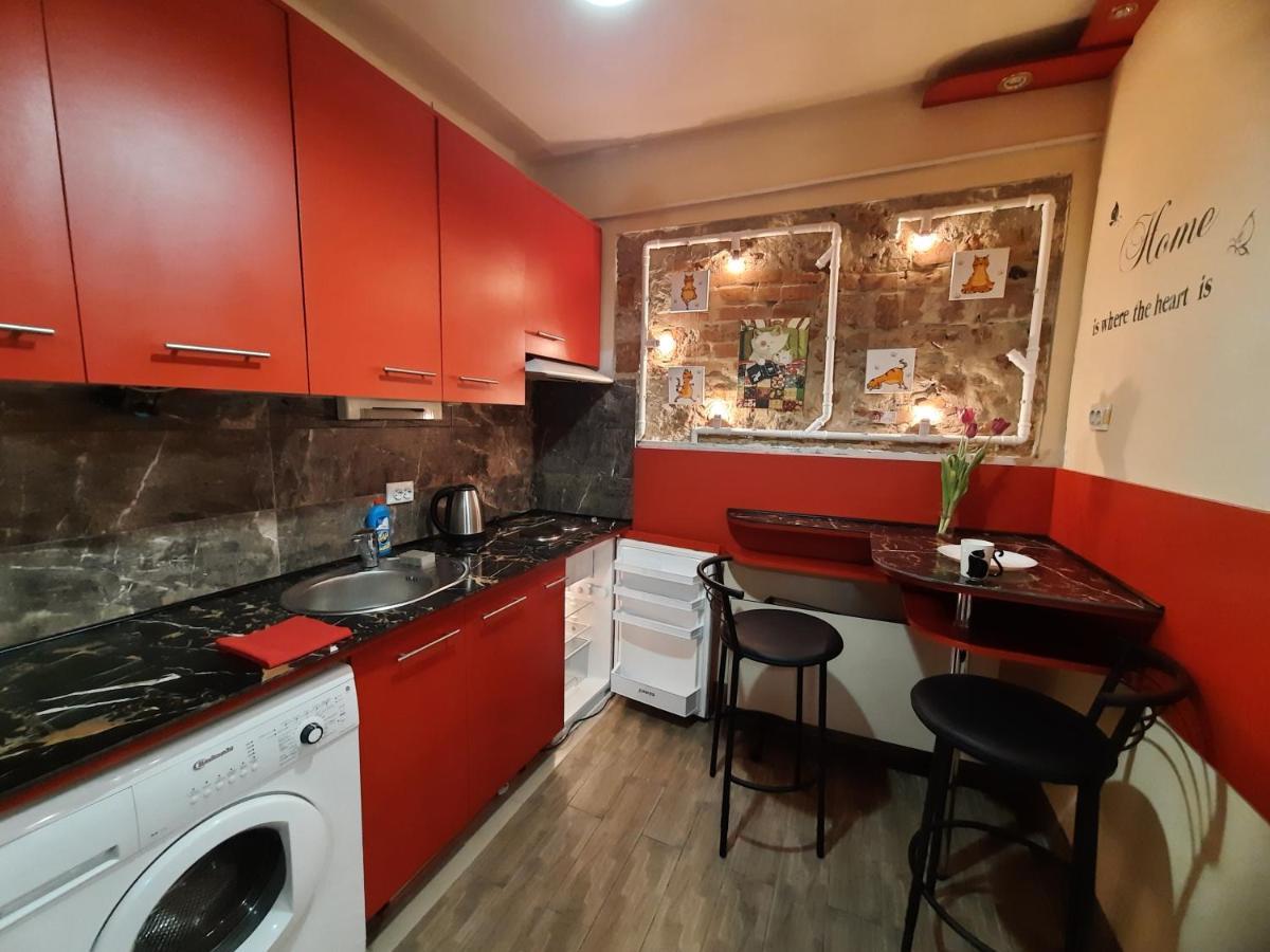 Midnight Cats' Apartment In Rynok Square Світло Є Завжди! Lviv Bagian luar foto