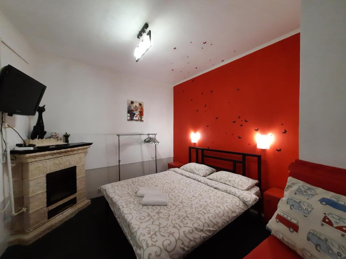 Midnight Cats' Apartment In Rynok Square Світло Є Завжди! Lviv Bagian luar foto
